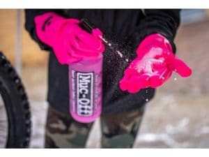 Alternative view of Muc-off hansker